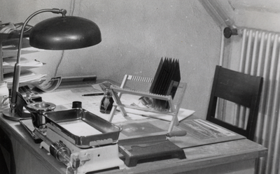 811821 Afbeelding van de donkere kamer van fotograaf en chef Publiciteit Wim de Beer van de Carrosserie- en ...